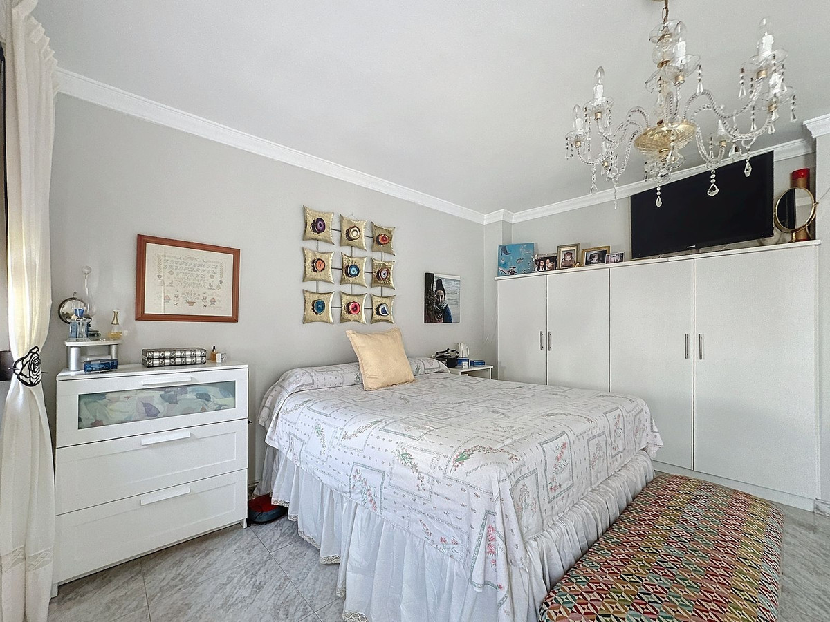 5 Bedroom Villa in Estepona - Photo 31