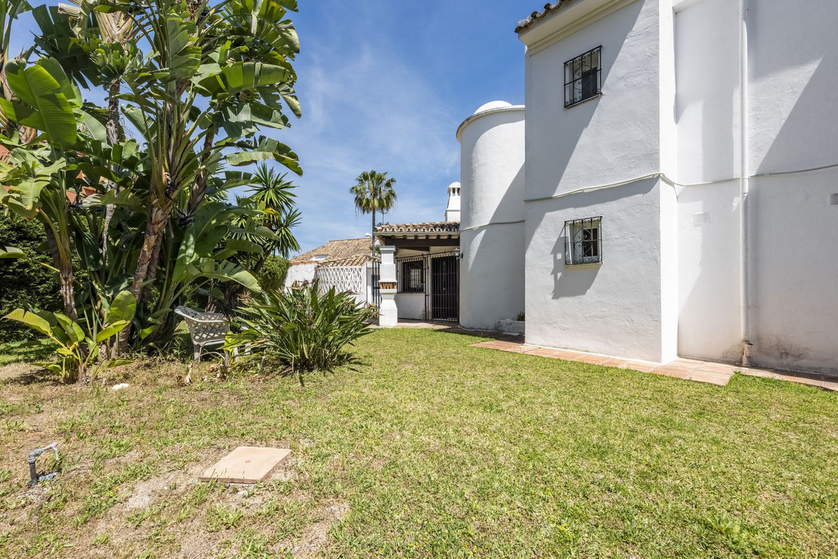 3 Bedroom Villa in Estepona - Photo 26