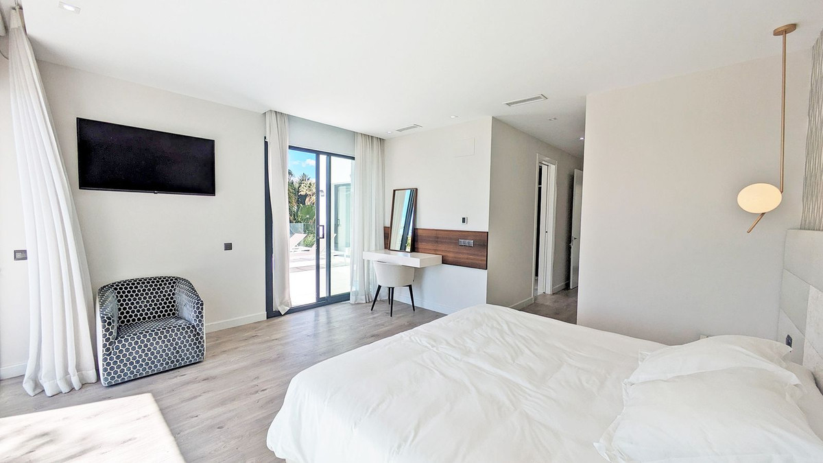 5 Bedroom Villa in Marbella - Photo 20