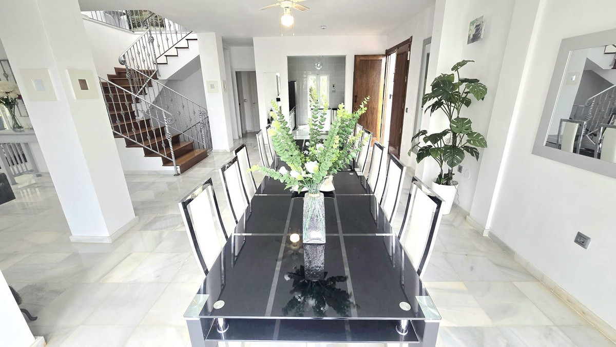 8 Bedroom Villa in Marbella - Photo 6