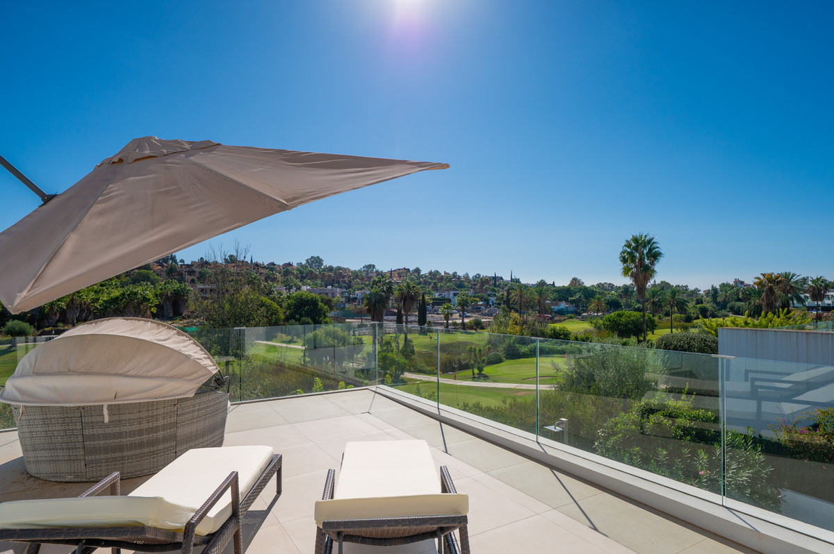 5 Bedroom Villa in Estepona - Photo 3