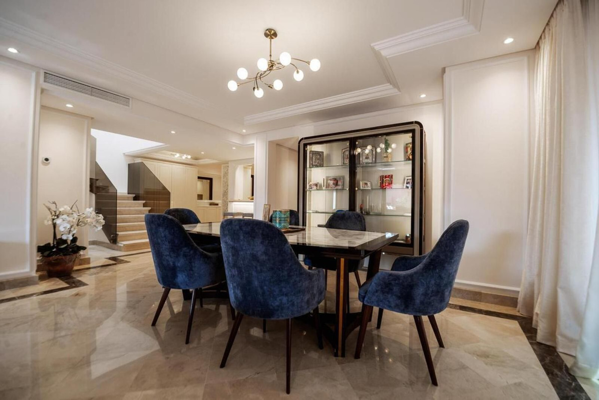 3 Bedroom Penthouse in Estepona - Photo 8