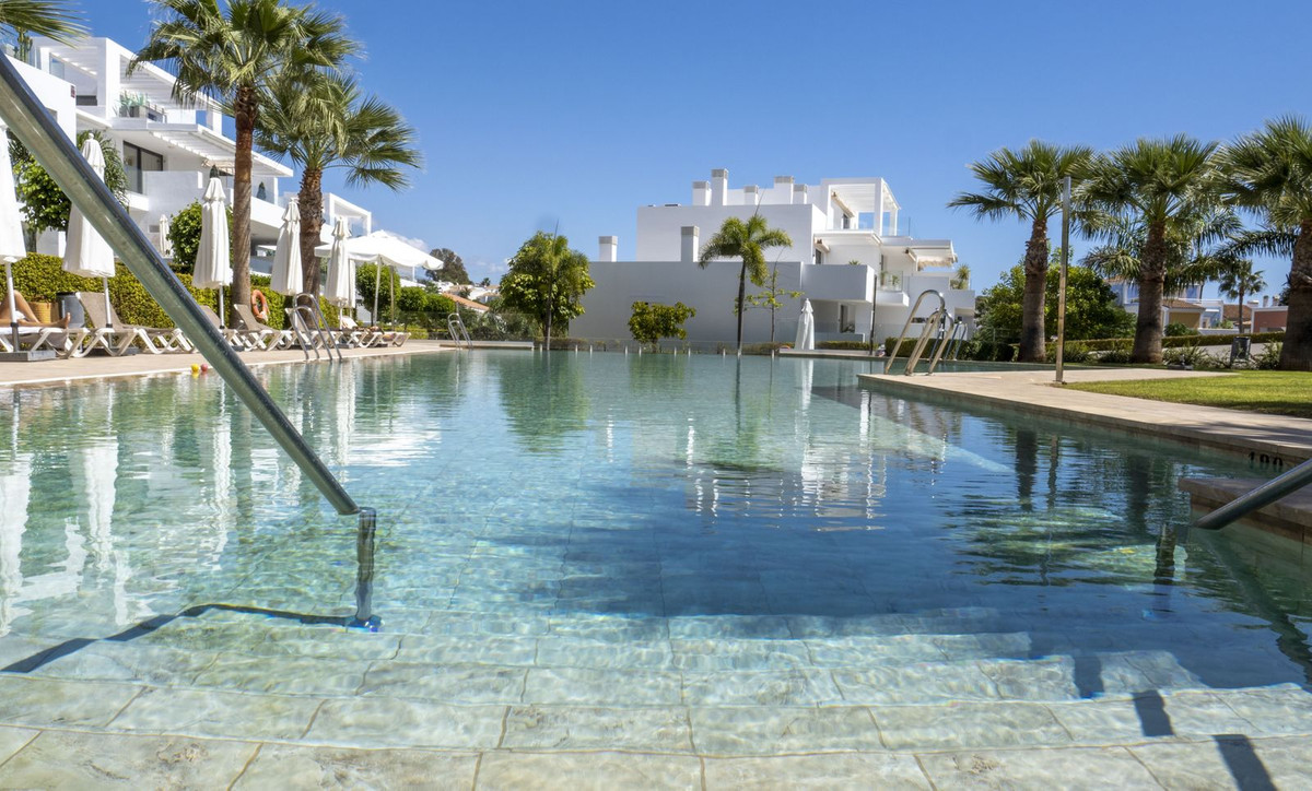 2 Bedroom Apartment in Estepona - Photo 20