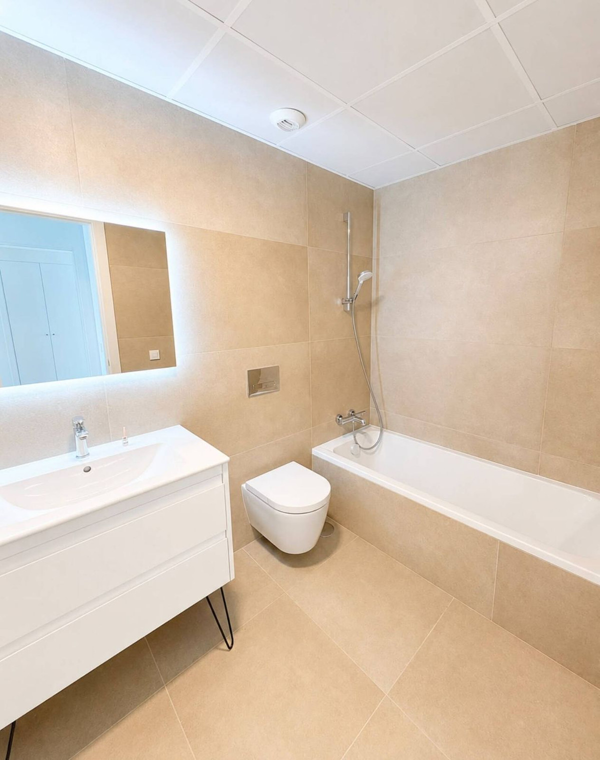 2 Bedroom Apartment in Torremolinos - Photo 17