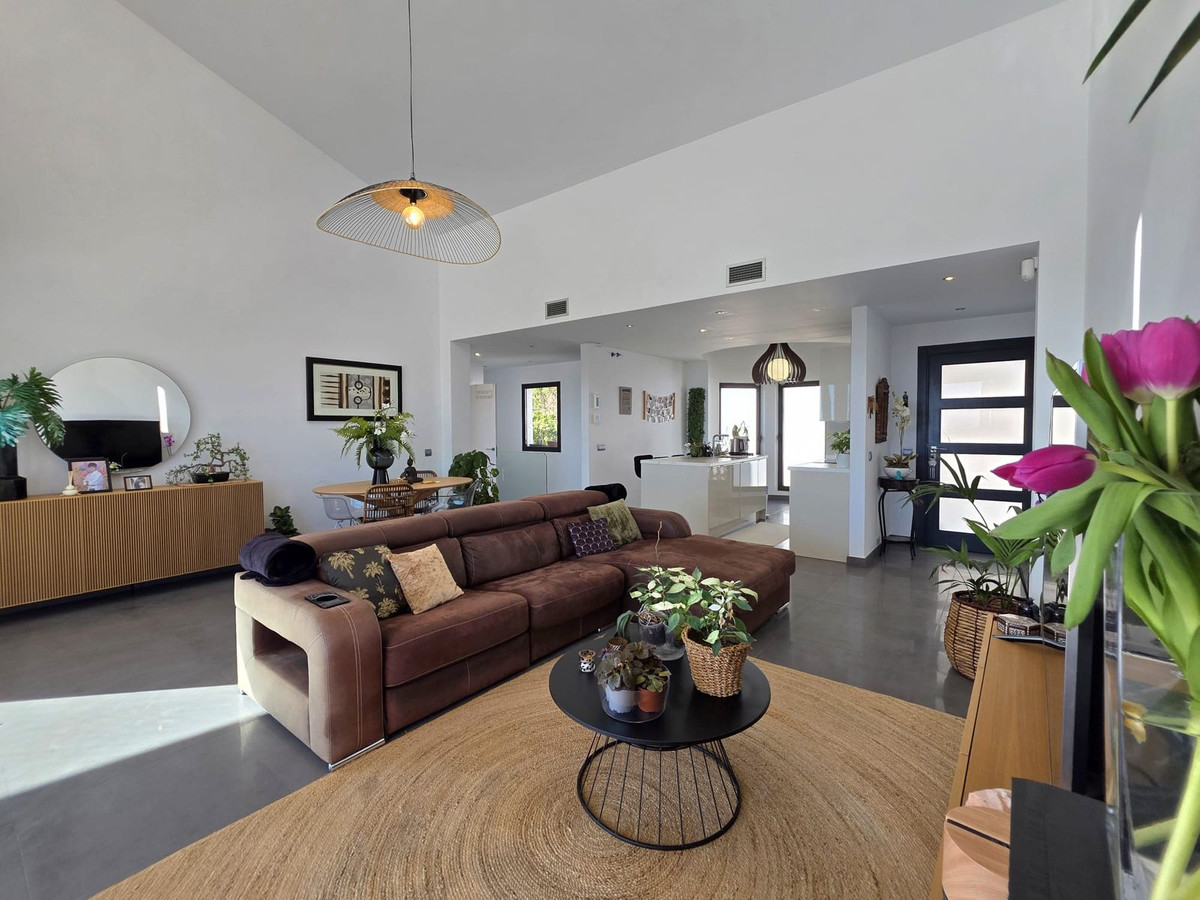 4 Bedroom Villa in Estepona - Photo 12