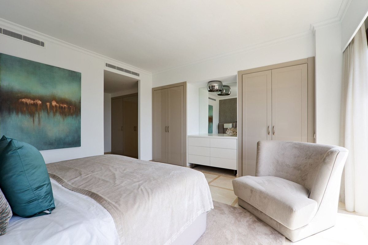 3 Bedroom Penthouse in Estepona - Photo 16