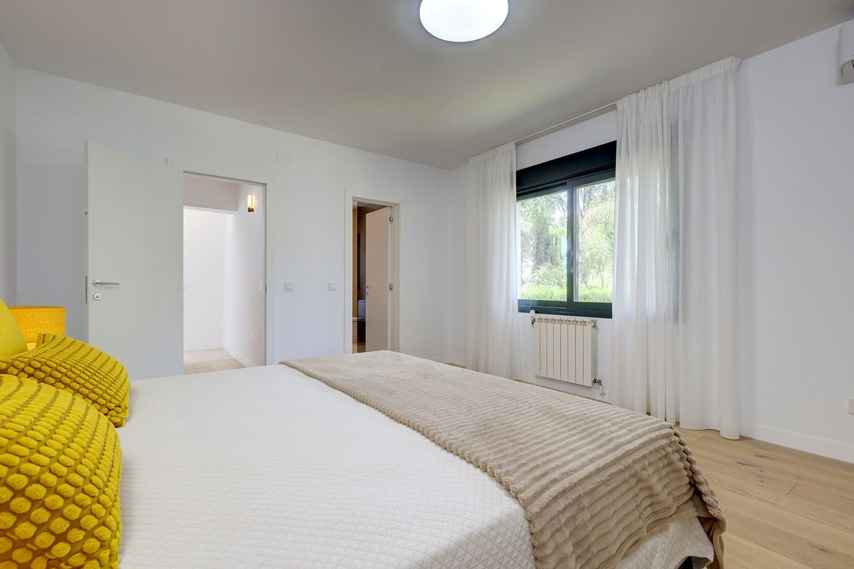 4 Bedroom Villa in Marbella - Photo 44