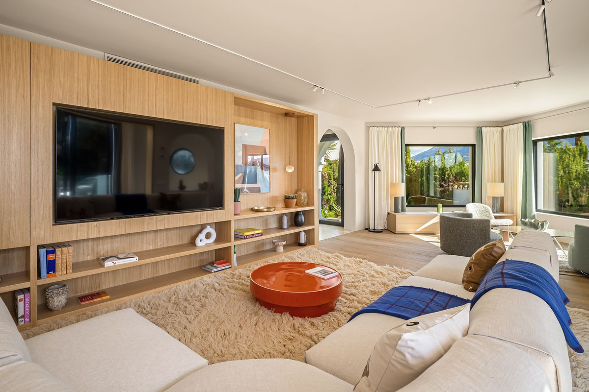 4 Bedroom Villa in Marbella - Photo 2