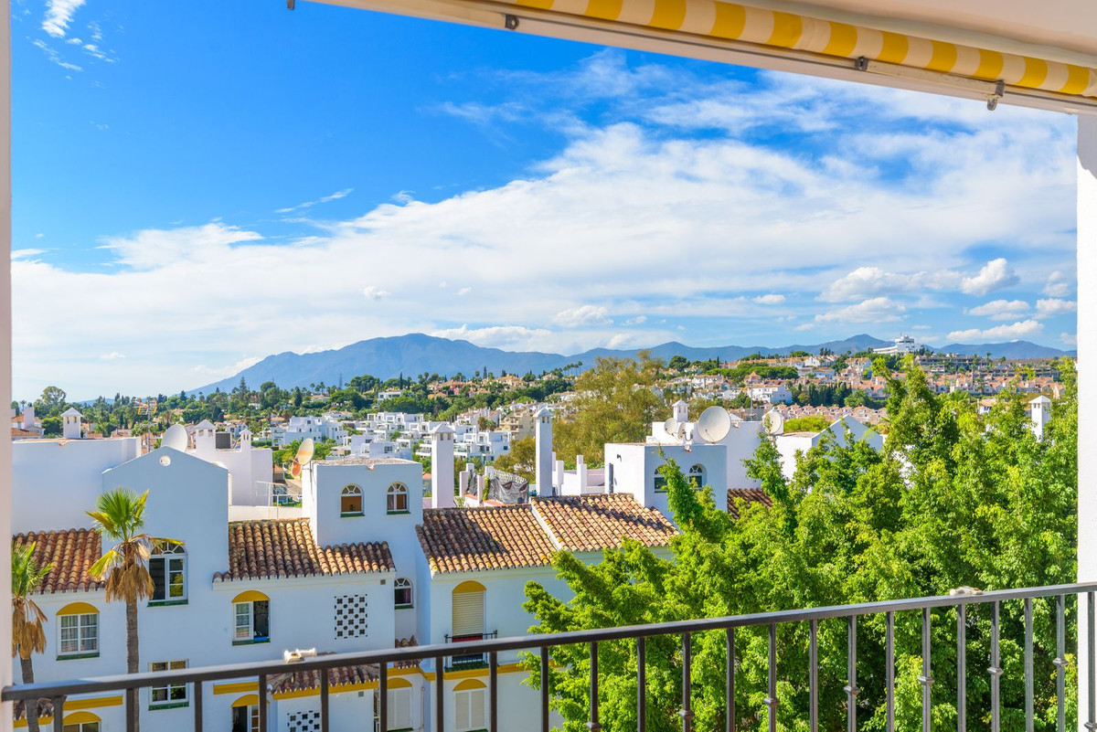 2 Bedroom Penthouse in Estepona - Photo 9