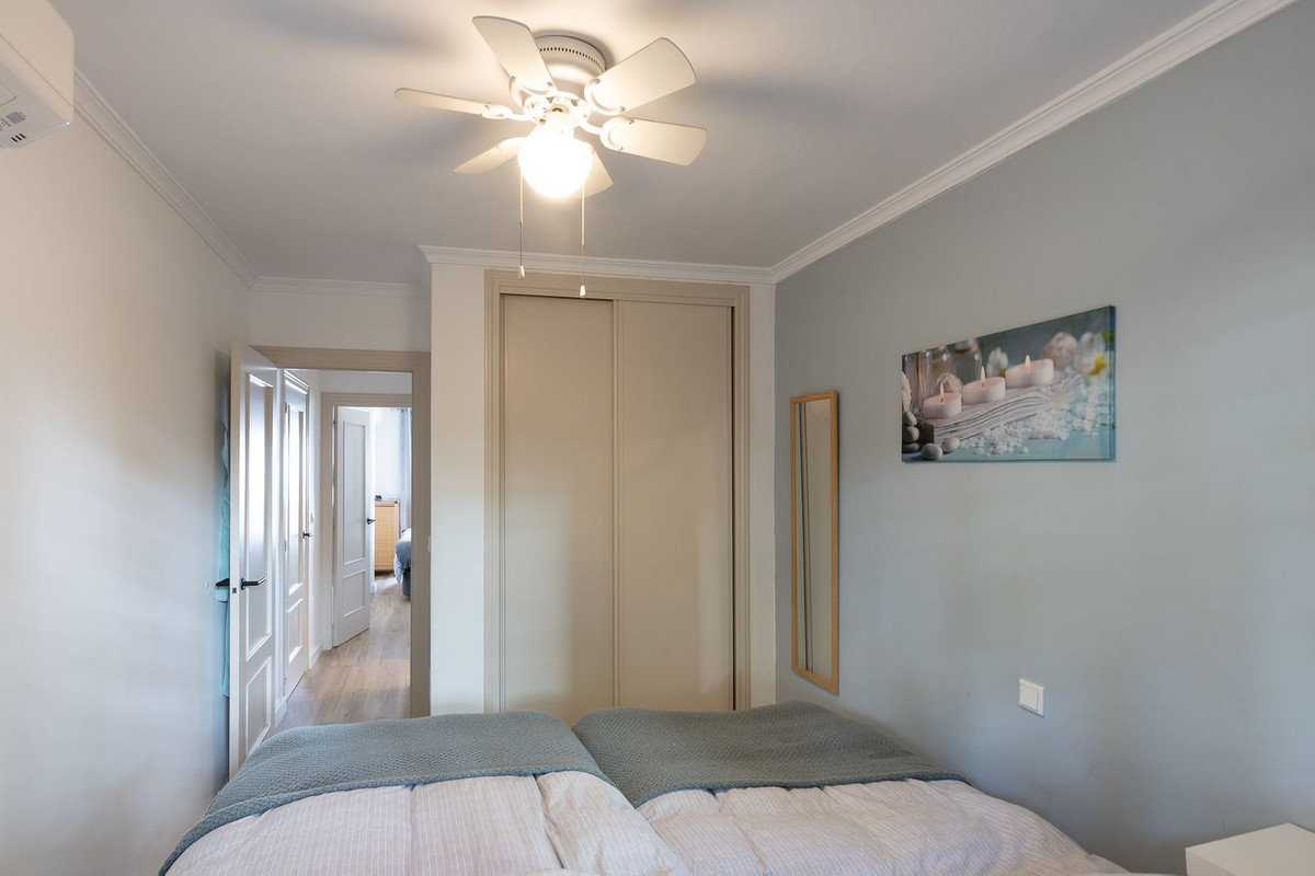 2 Bedroom Apartment in Torremolinos - Photo 22