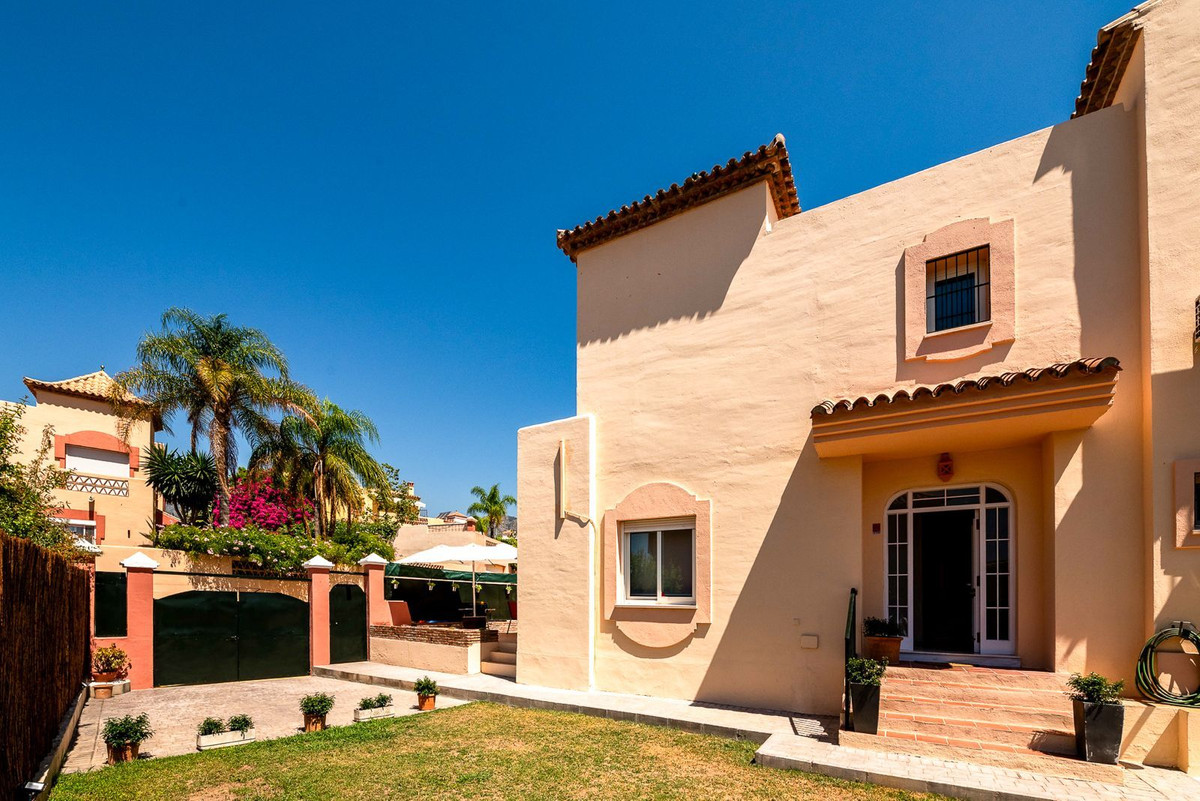 4 Bedroom Villa in Marbella - Photo 3
