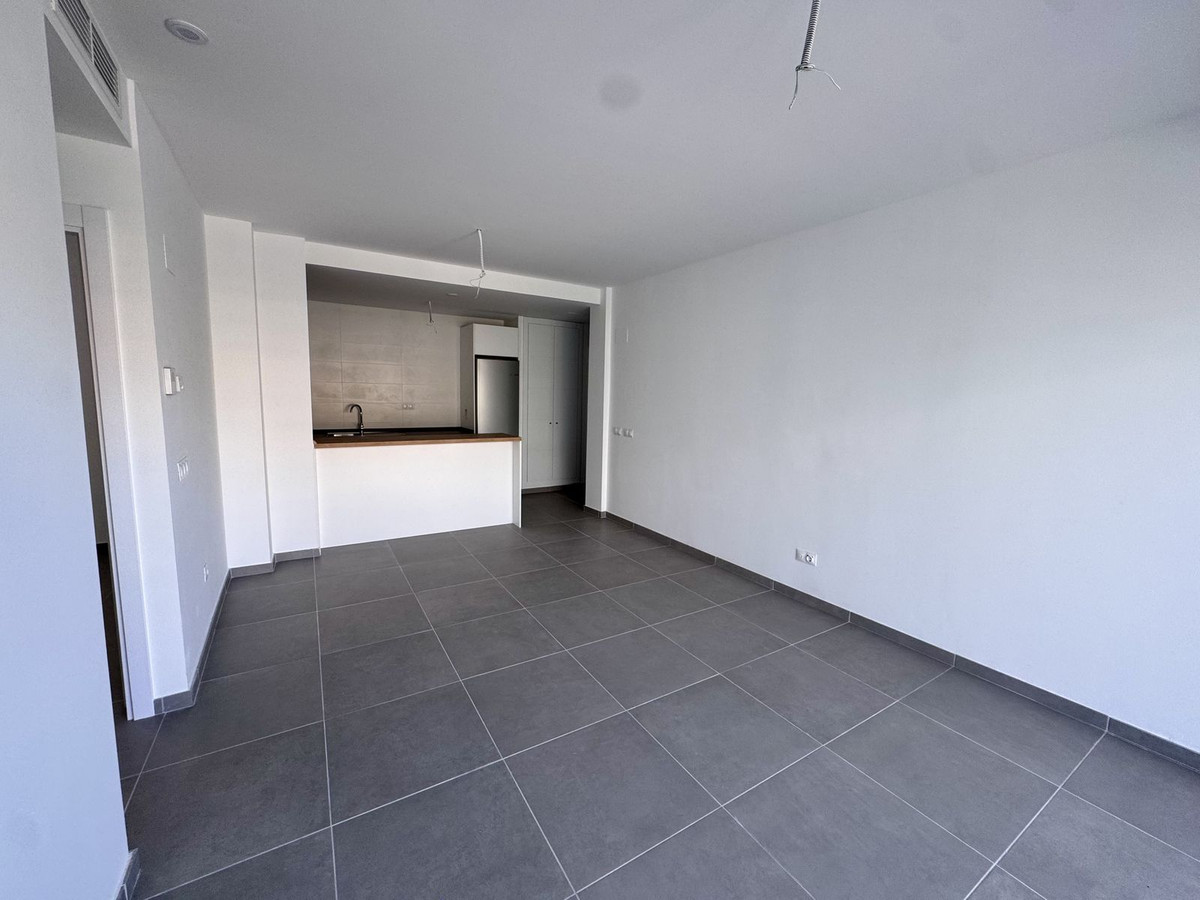 2 Bedroom Apartment in Benalmádena - Photo 20