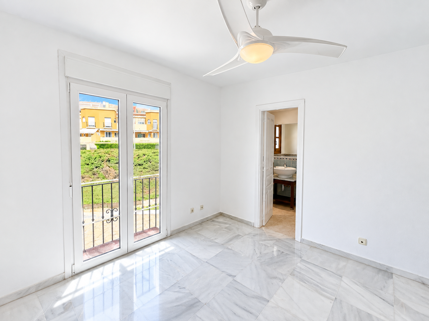 3 Bedroom Townhouse in Marbella - Photo 17
