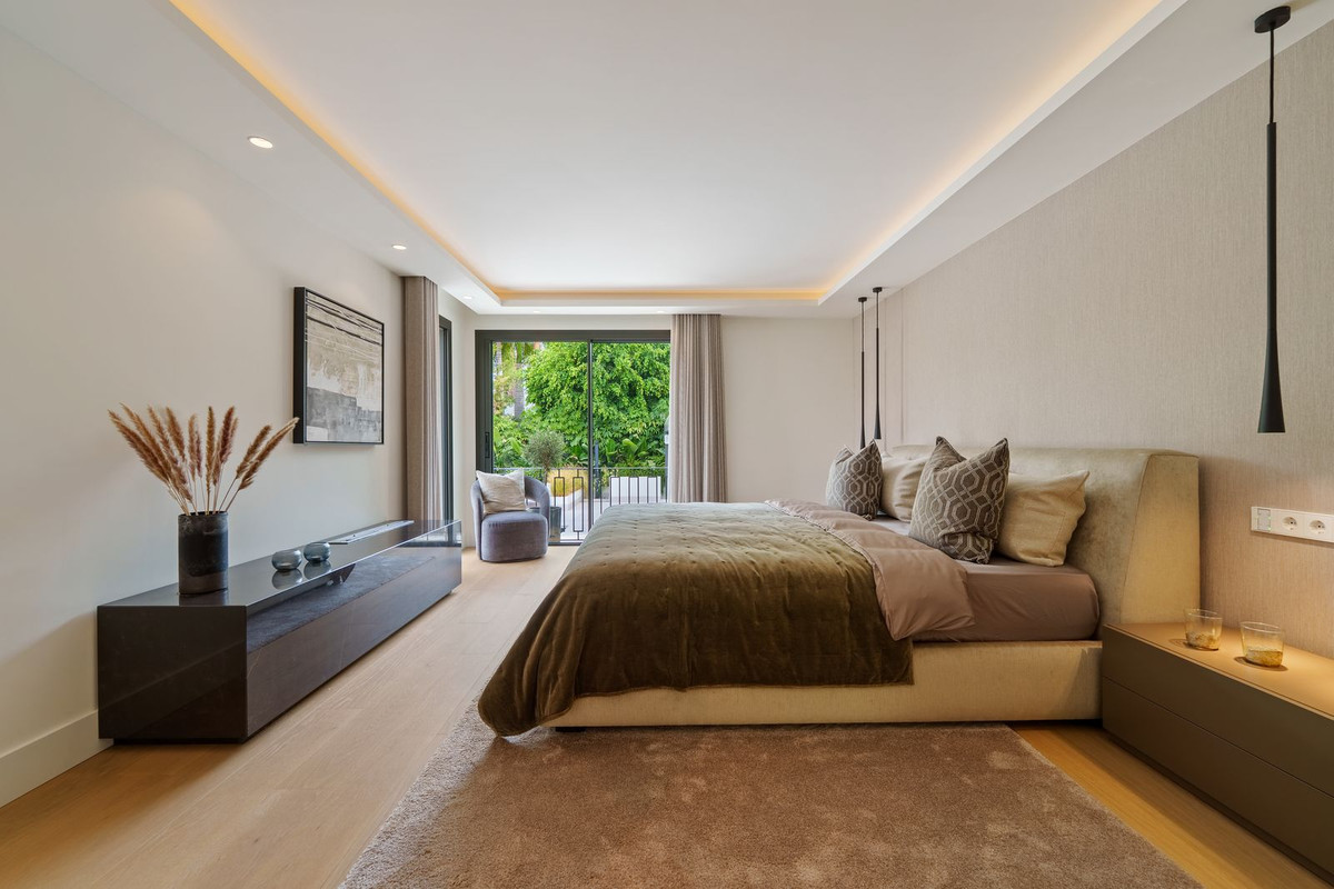 5 Bedroom Villa in Marbella - Photo 2