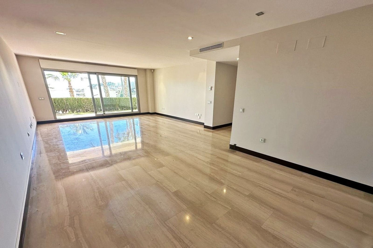 2 Bedroom Apartment in Benahavís - Photo 4