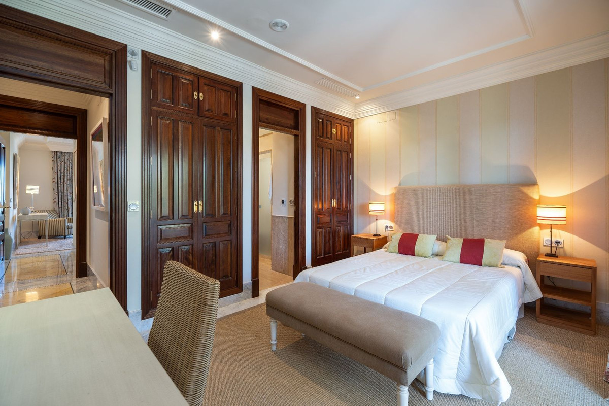 6 Bedroom Villa in Marbella - Photo 28