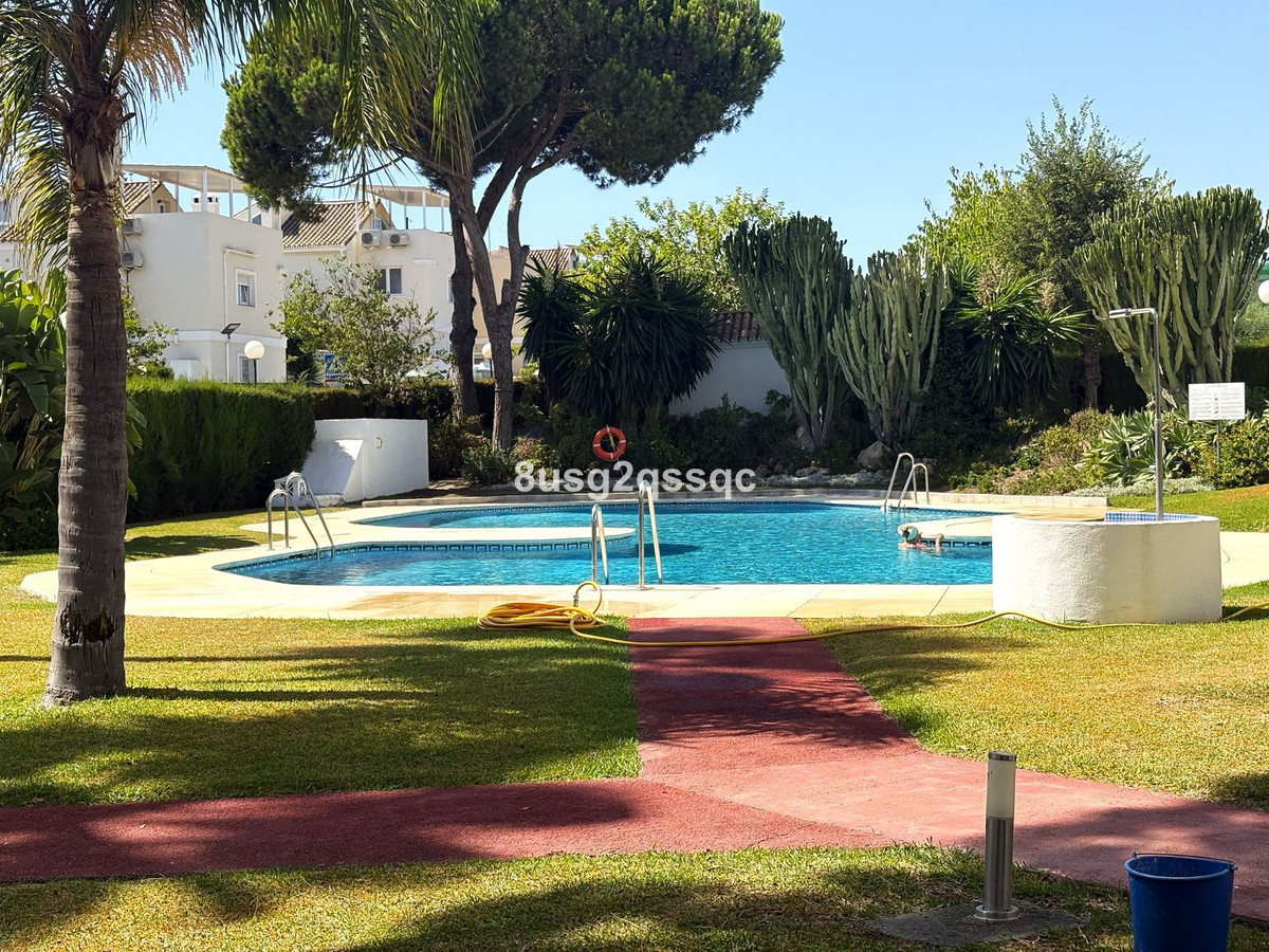 3 Bedroom Apartment in Estepona - Photo 3
