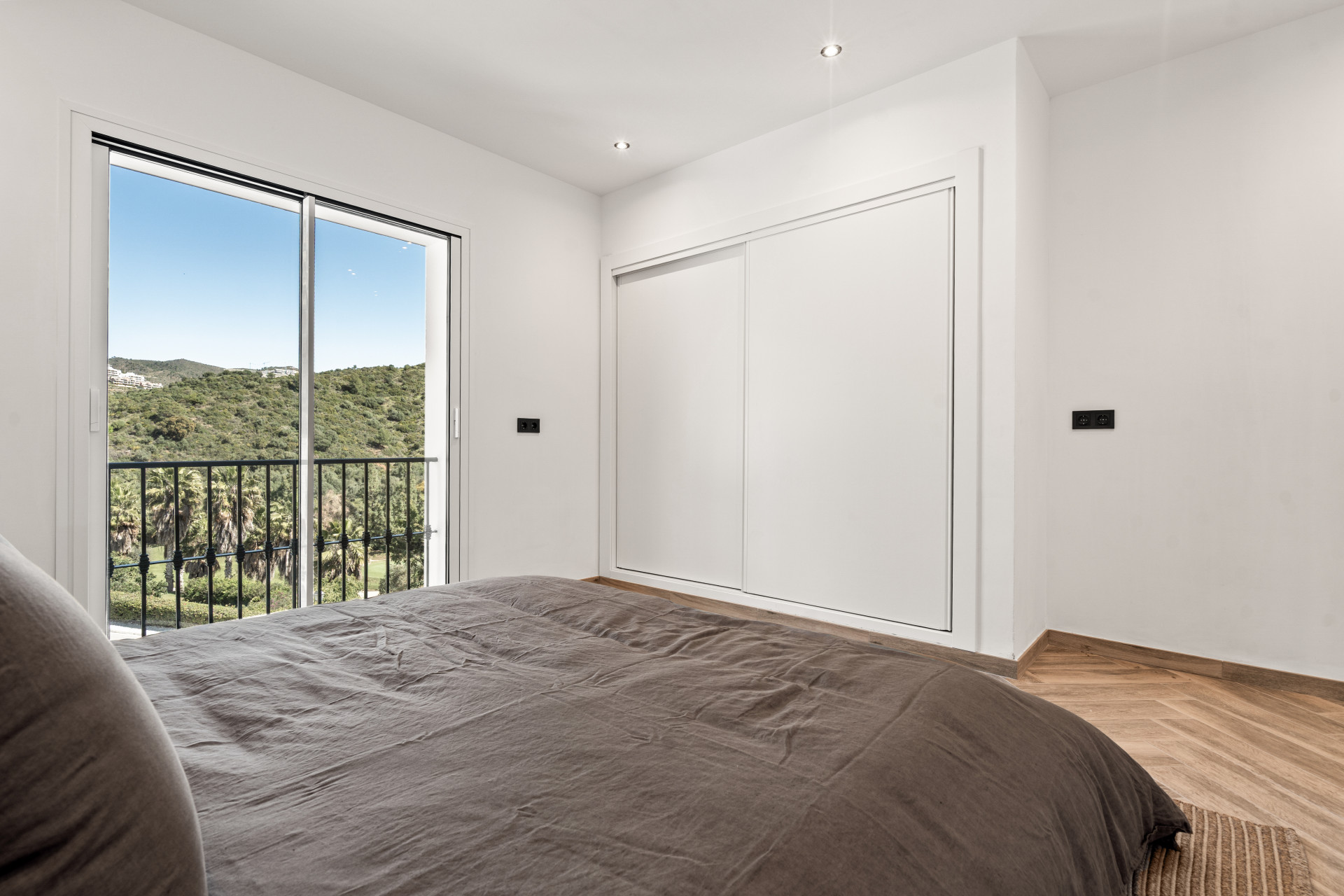 3 Bedroom Penthouse in Benahavís - Photo 10