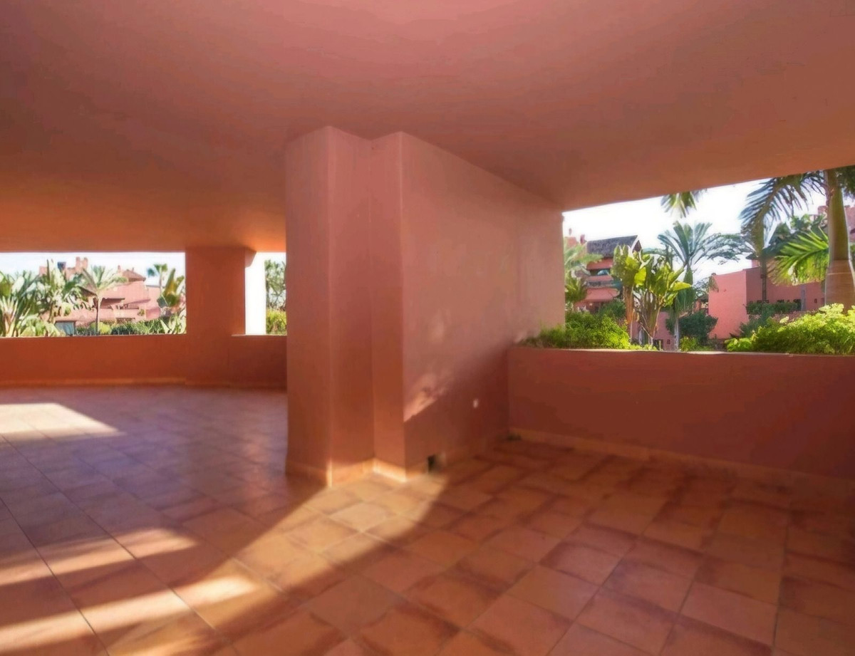 4 Bedroom Apartment in Estepona - Photo 11