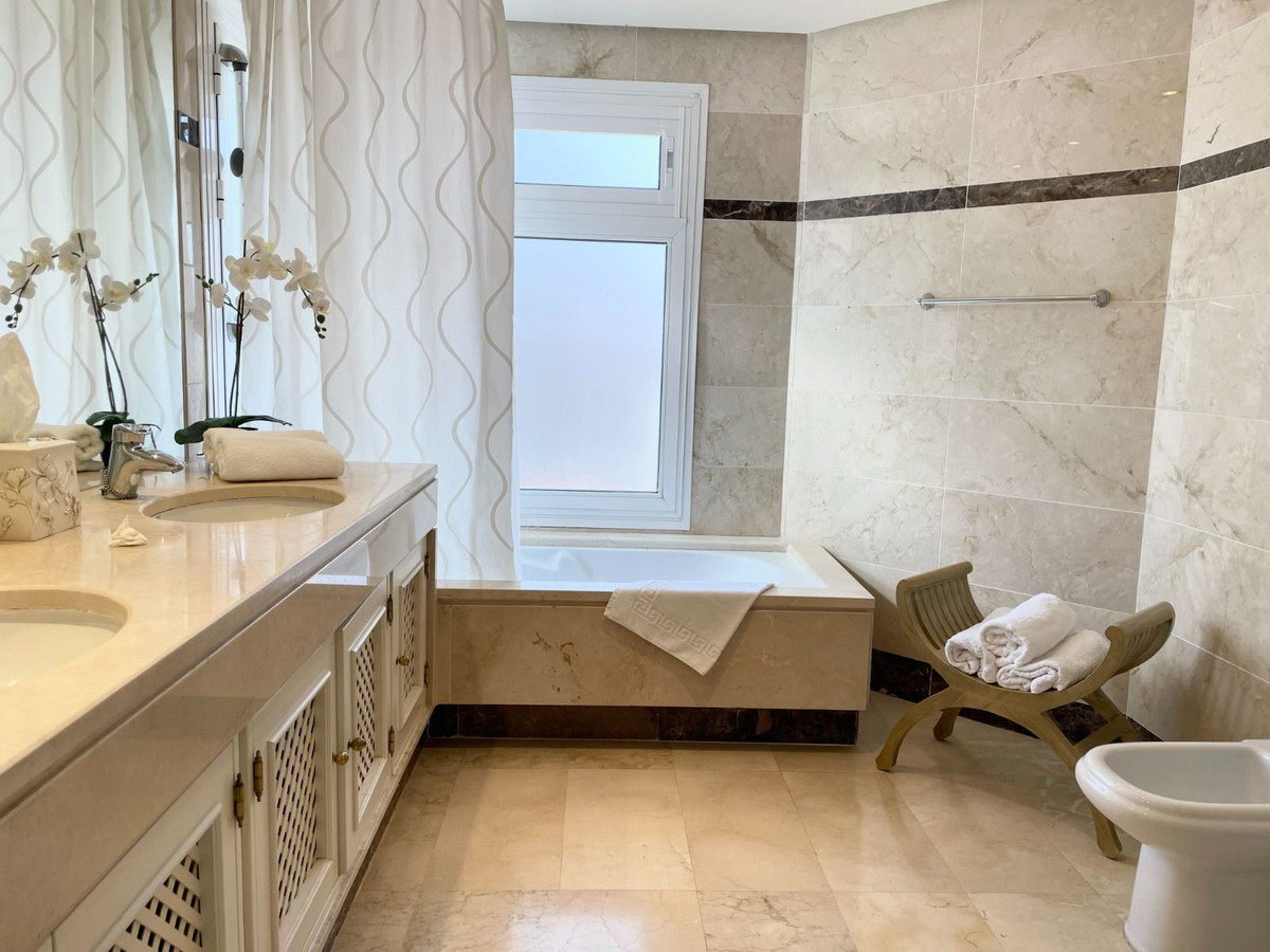 2 Bedroom Apartment in Marbella - Photo 10