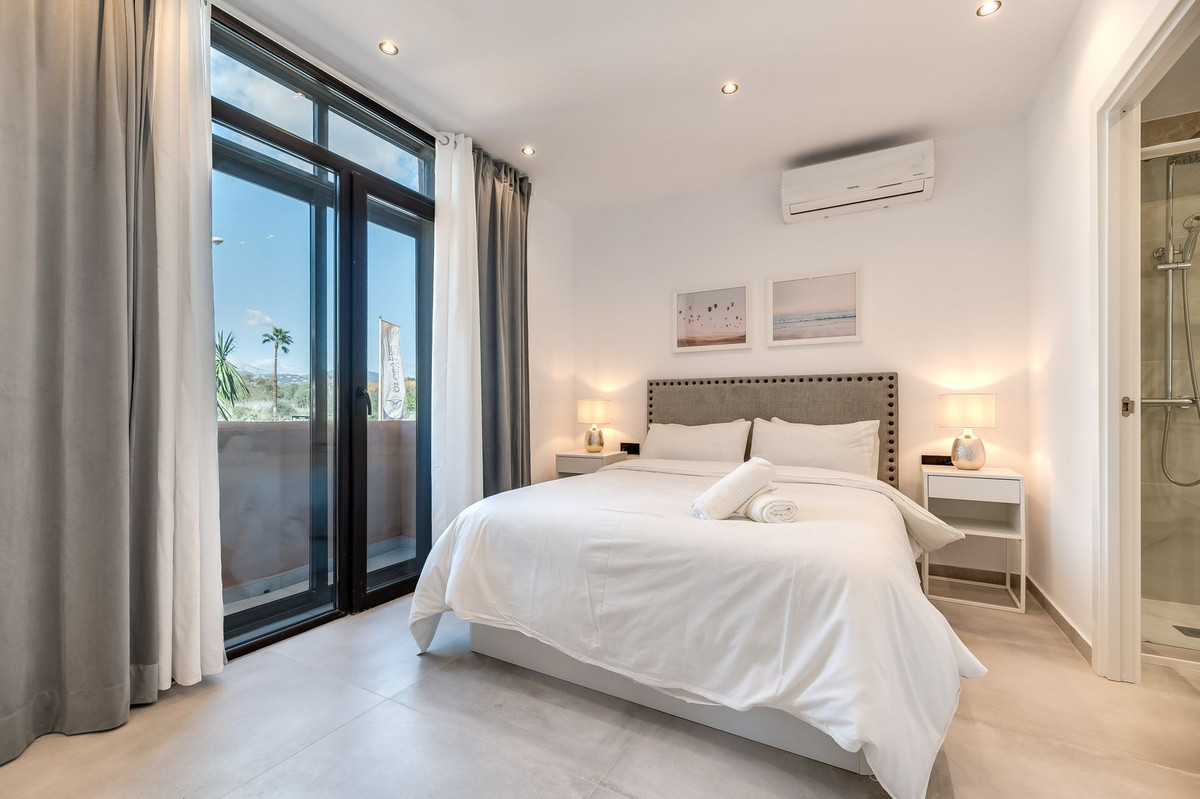 5 Bedroom Apartment in Estepona - Photo 17