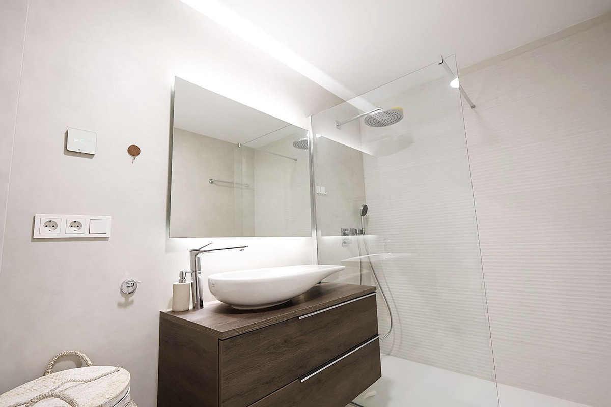 4 Bedroom Apartment in Estepona - Photo 24