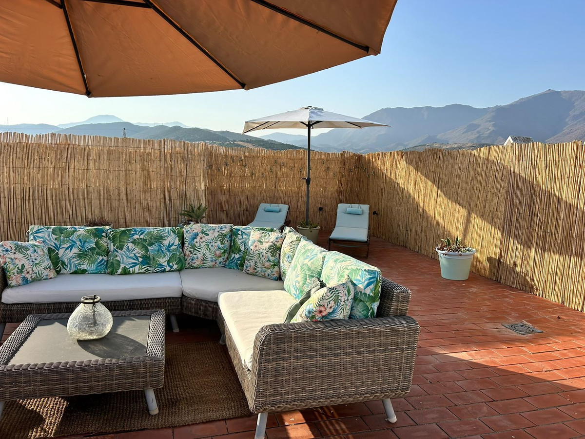 2 Bedroom Penthouse in Estepona - Photo 27