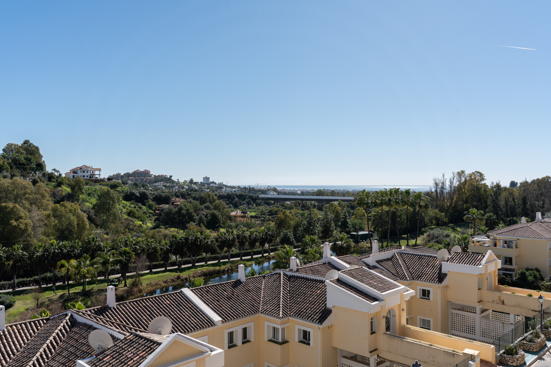 3 Bedroom Penthouse in Benahavís - Photo 41