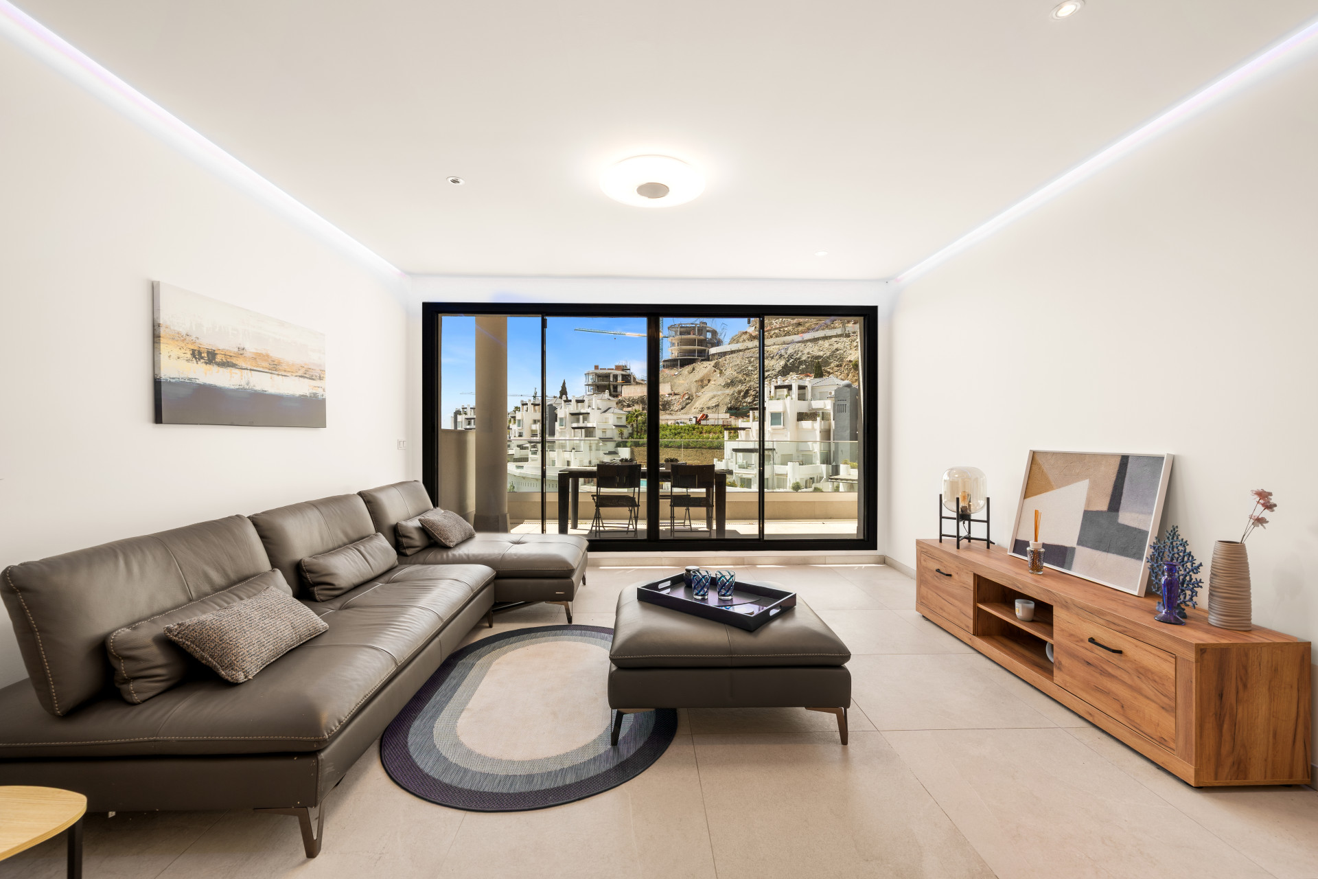 3 Bedroom Penthouse in Benahavís - Photo 2