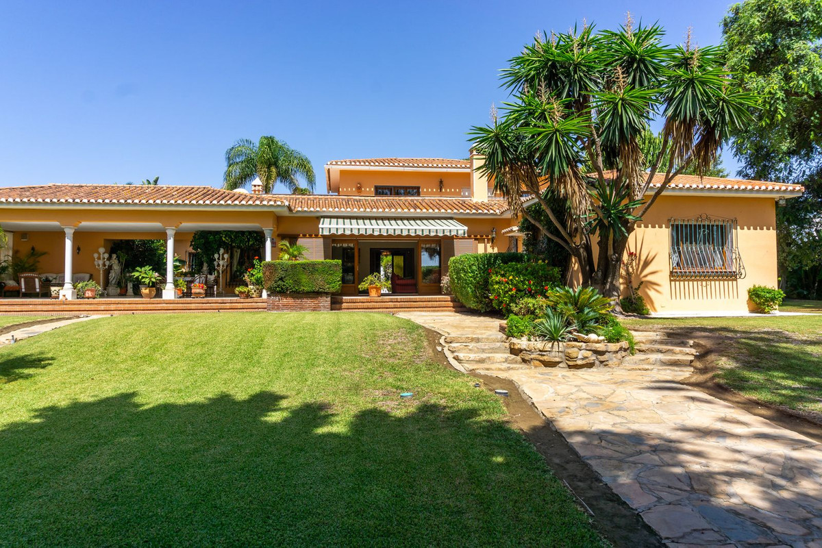 6 Bedroom Villa in Estepona - Photo 3