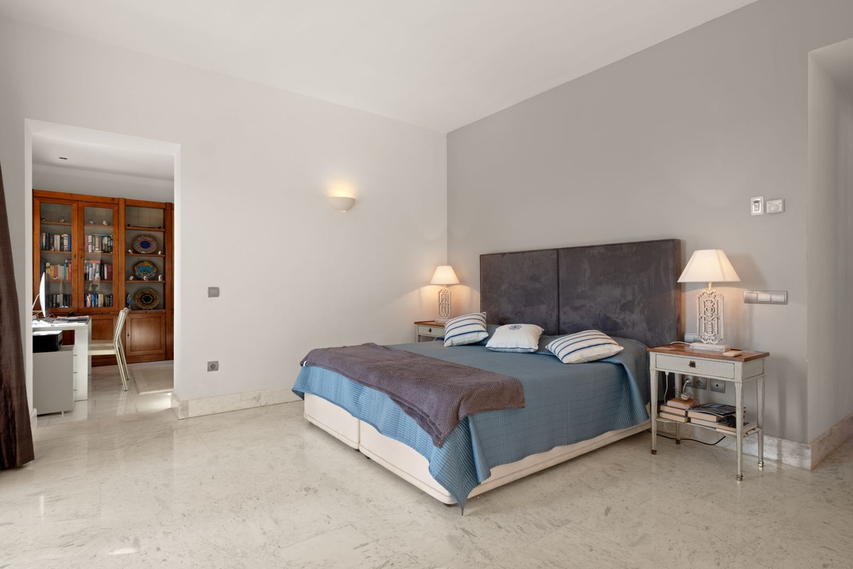 5 Bedroom Villa in Marbella - Photo 18