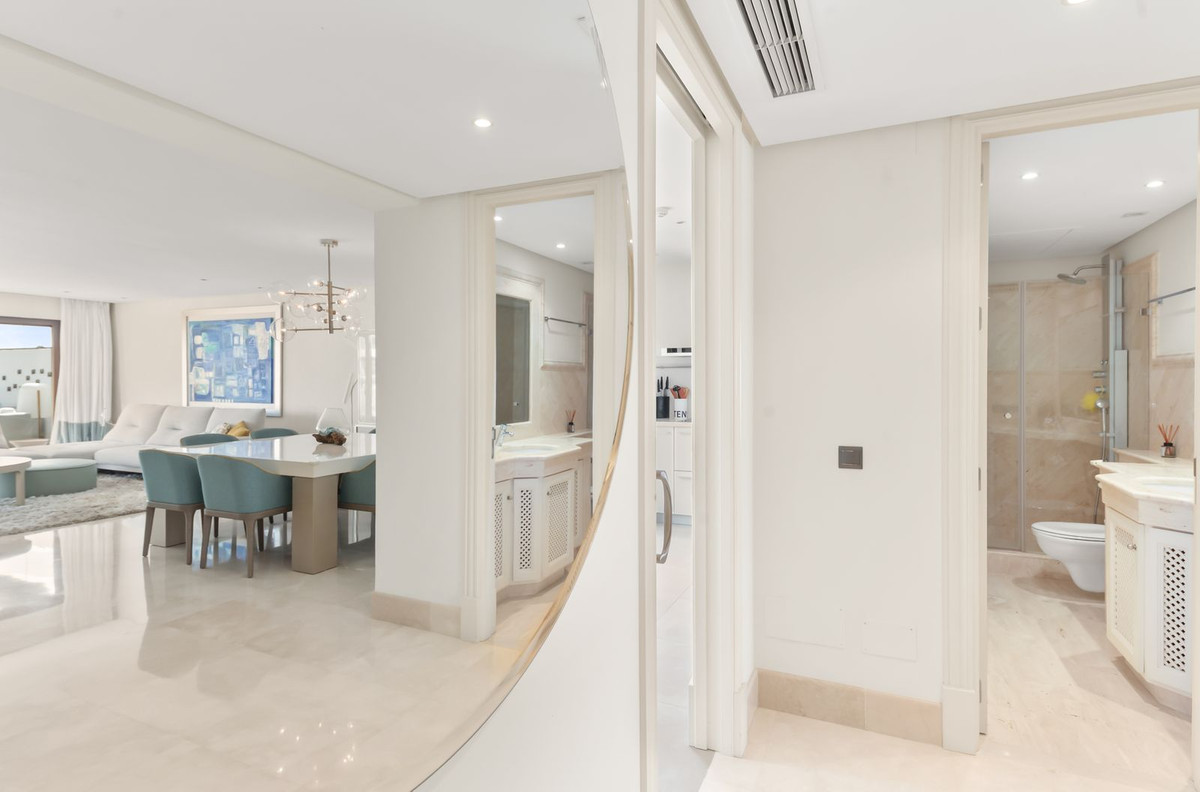 3 Bedroom Apartment in Estepona - Photo 10