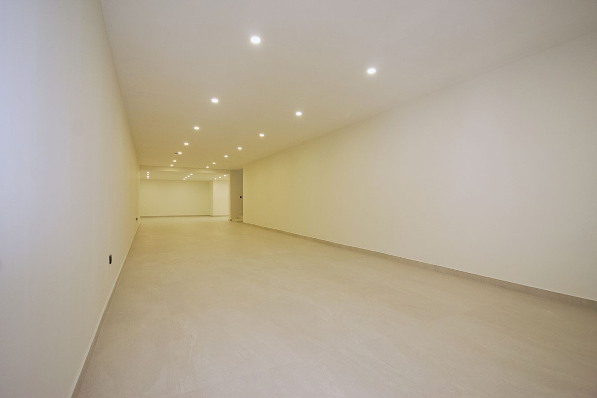 4 Bedroom Villa in Estepona - Photo 33