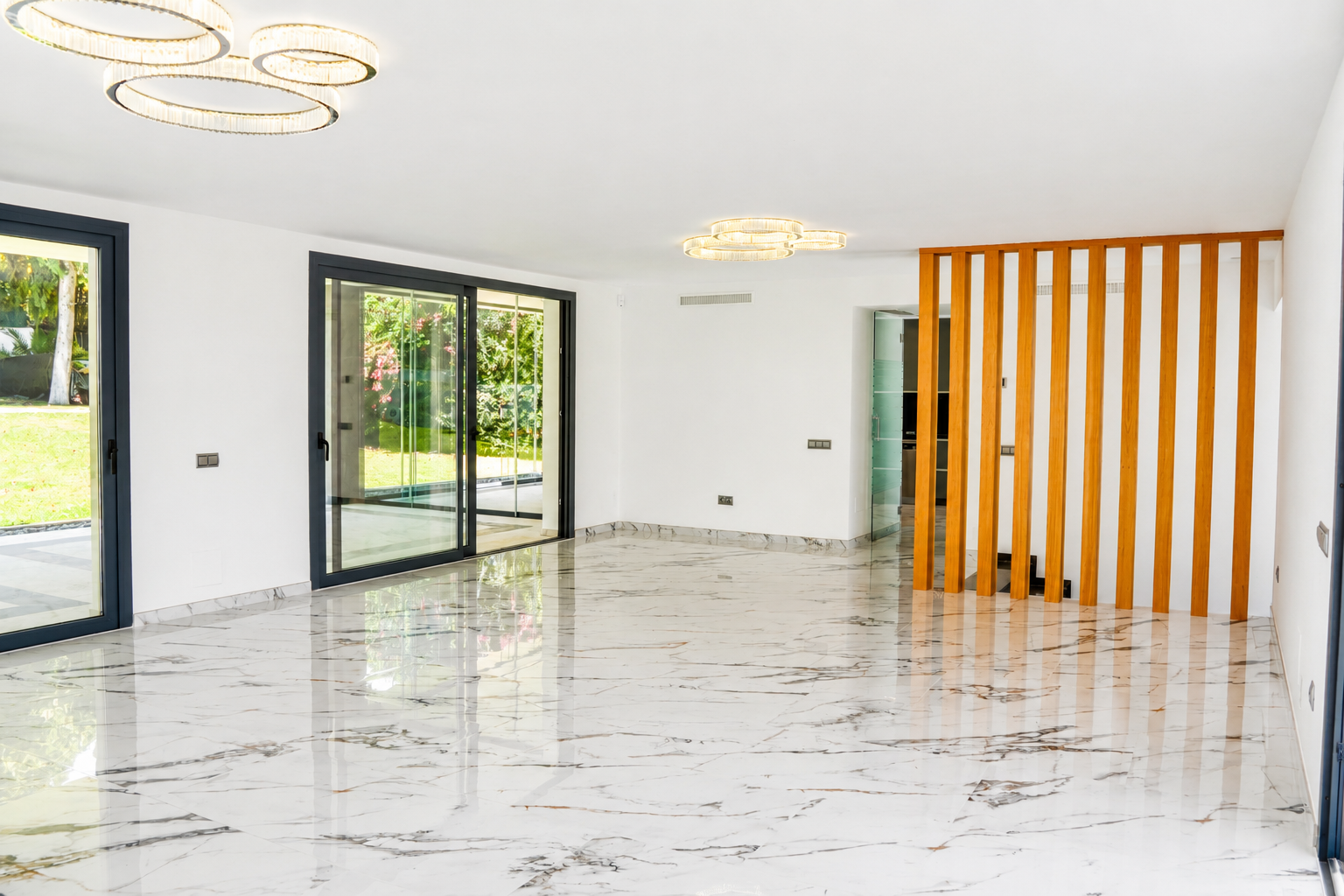 5 Bedroom Villa in Marbella - Photo 4