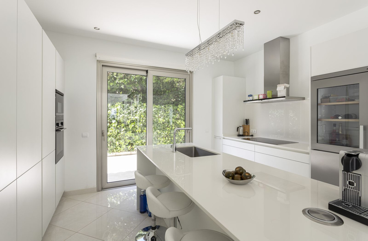 5 Bedroom Villa in San Roque - Photo 10