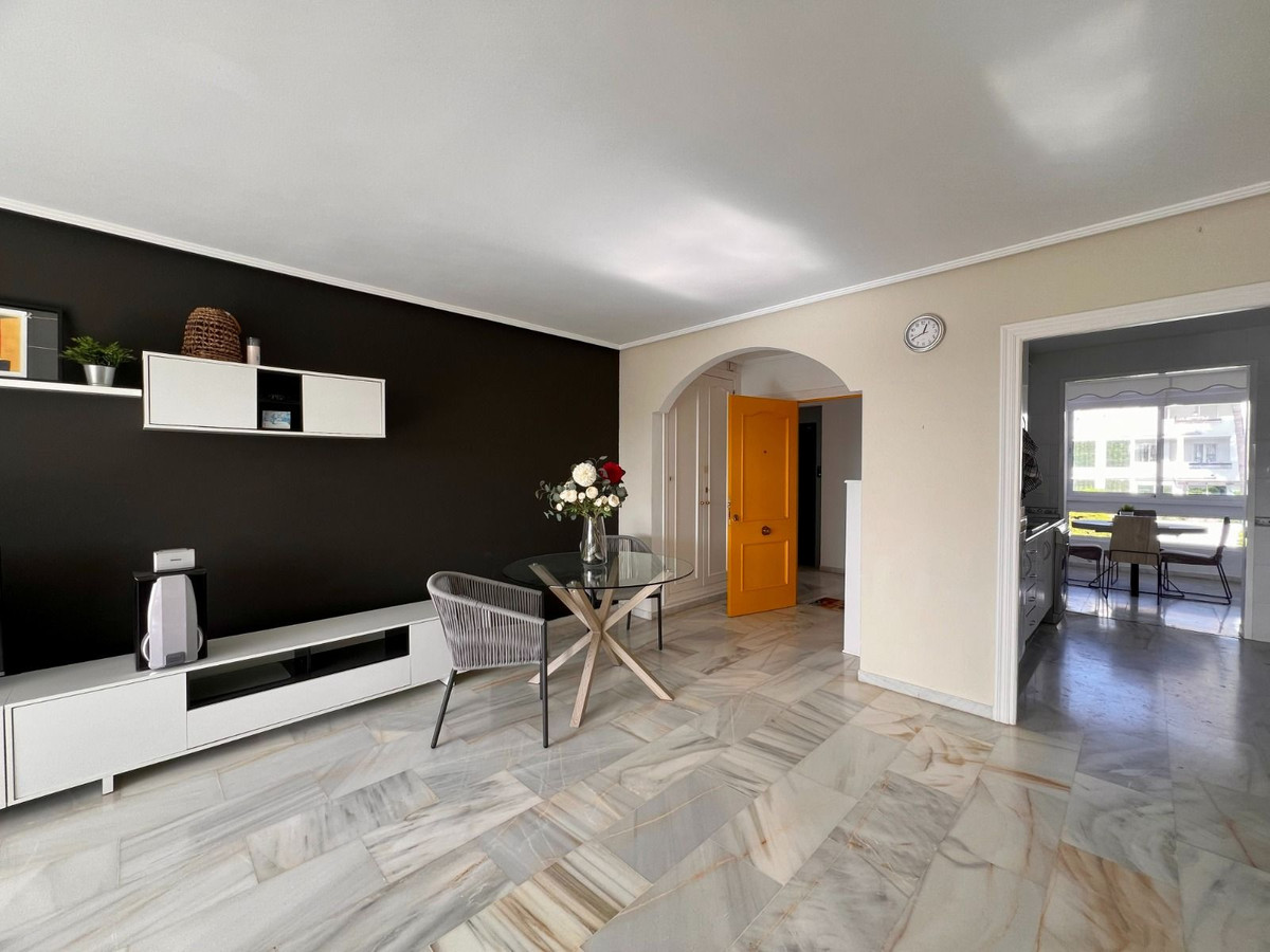 3 Bedroom Penthouse in Estepona - Photo 6