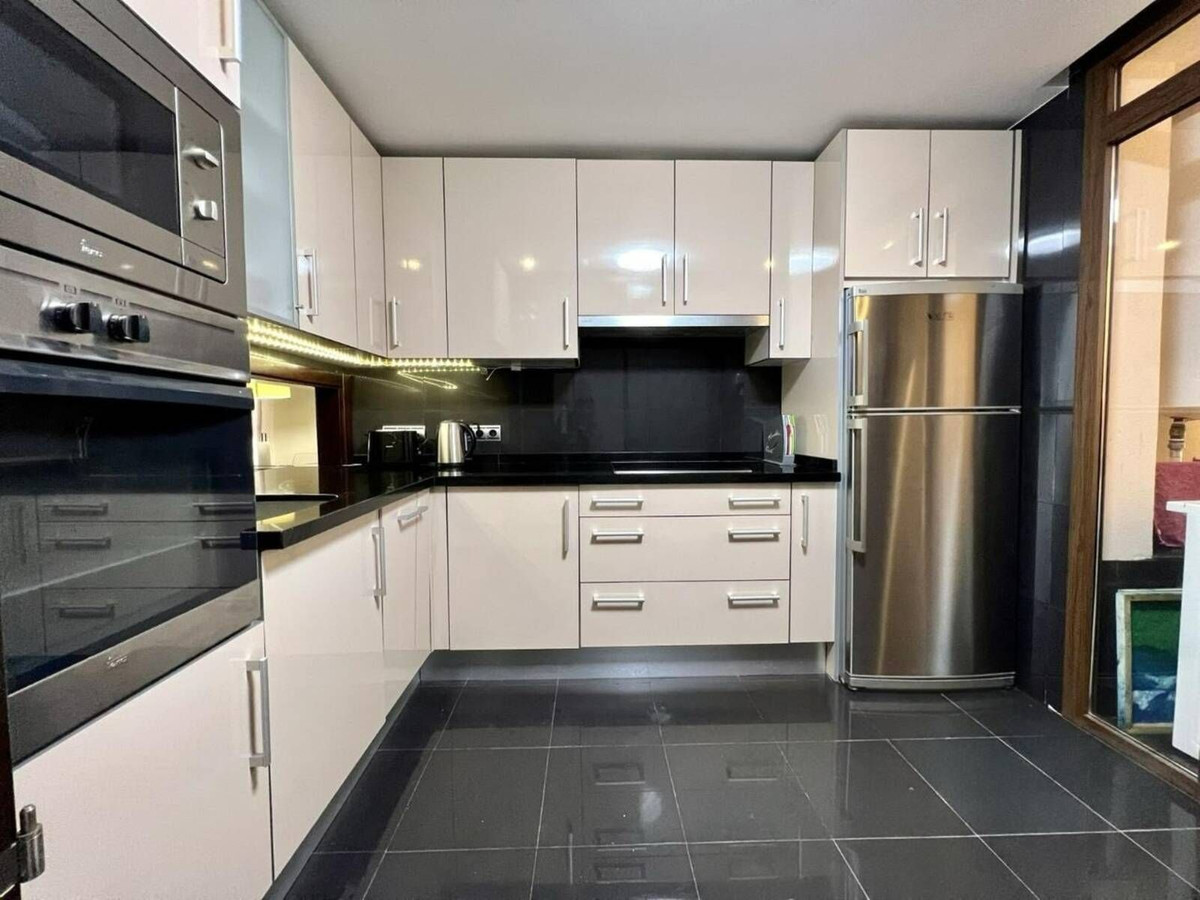 2 Bedroom Apartment in Estepona - Photo 7