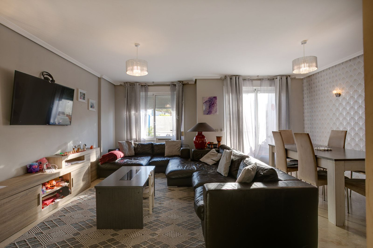 5 Bedroom Townhouse in Estepona - Photo 6