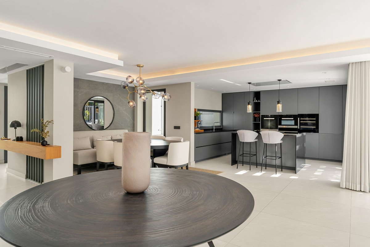4 Bedroom Villa in Marbella - Photo 12