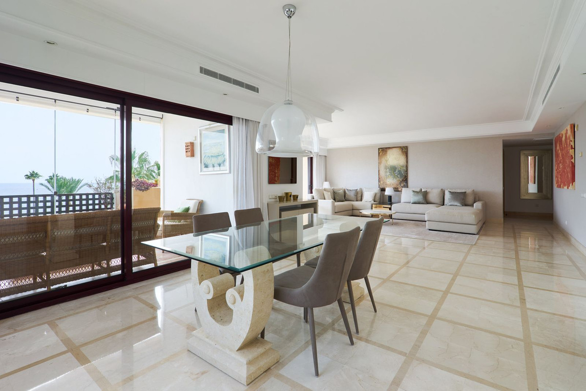 3 Bedroom Penthouse in Estepona - Photo 12