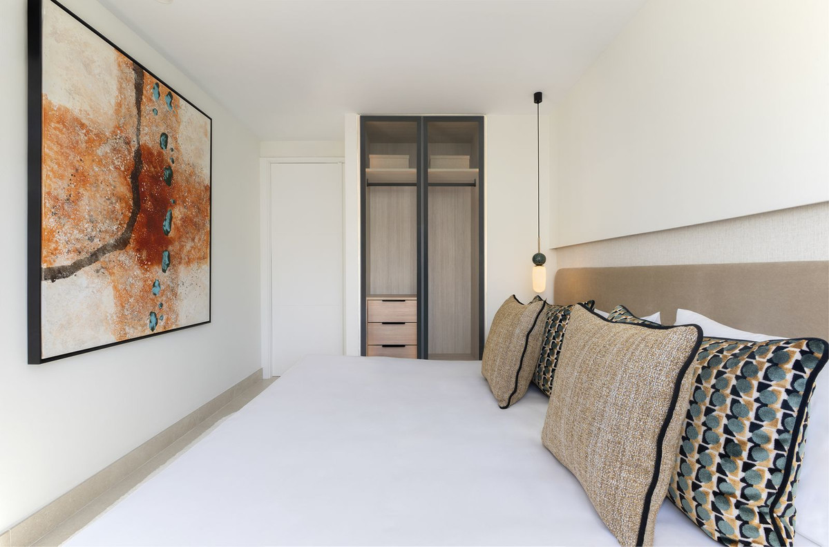 3 Bedroom Penthouse in Estepona - Photo 13