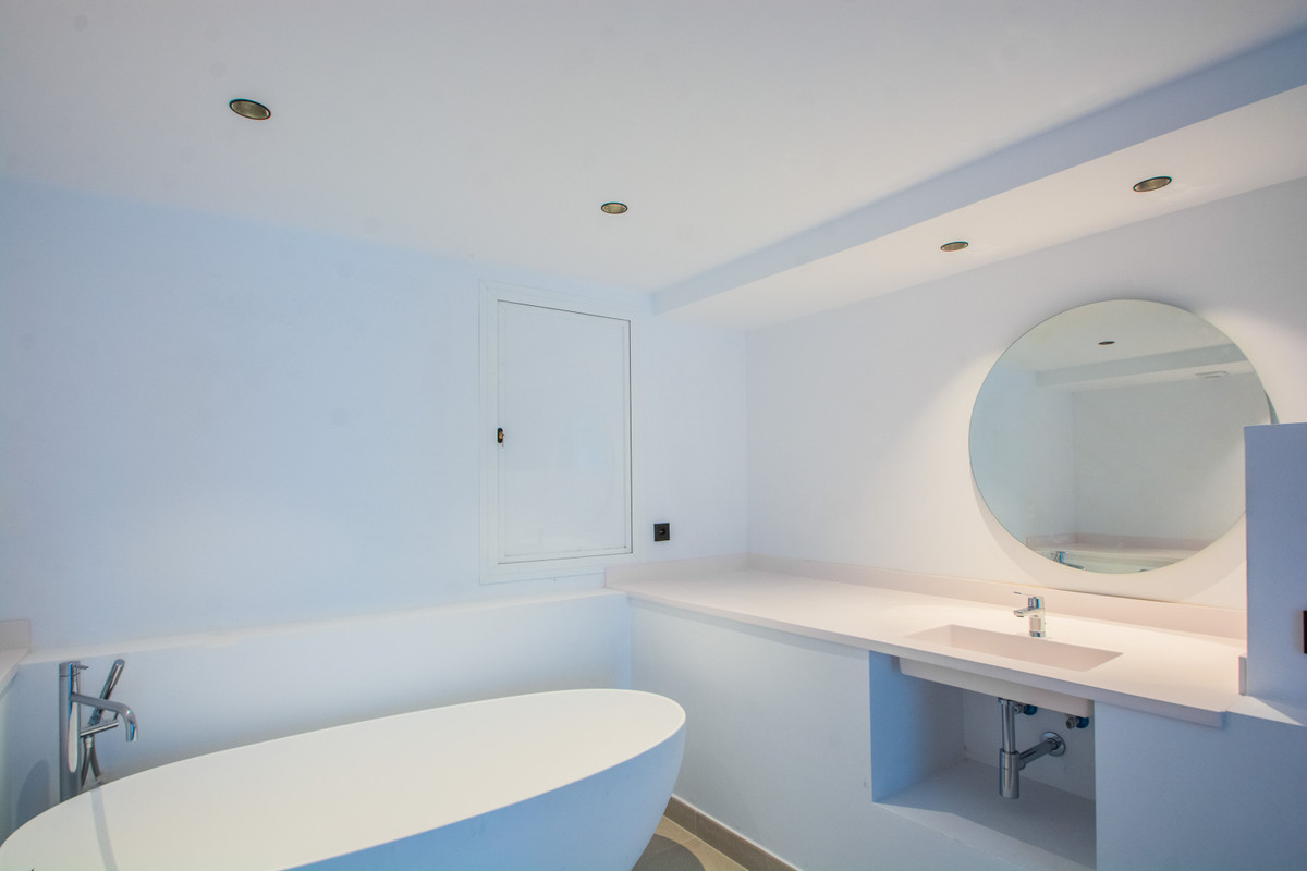 3 Bedroom Apartment in Marbella - Photo 17