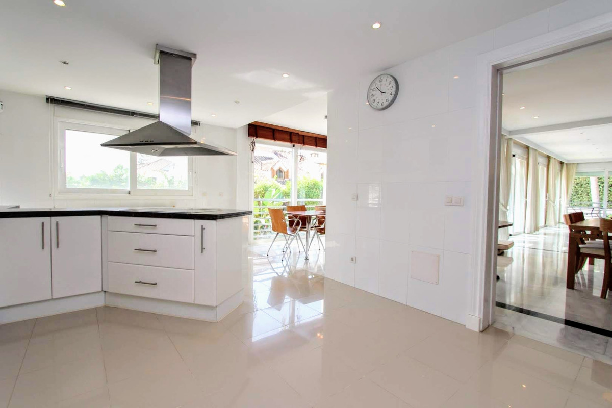 6 Bedroom Villa in San Pedro de Alcántara - Photo 6
