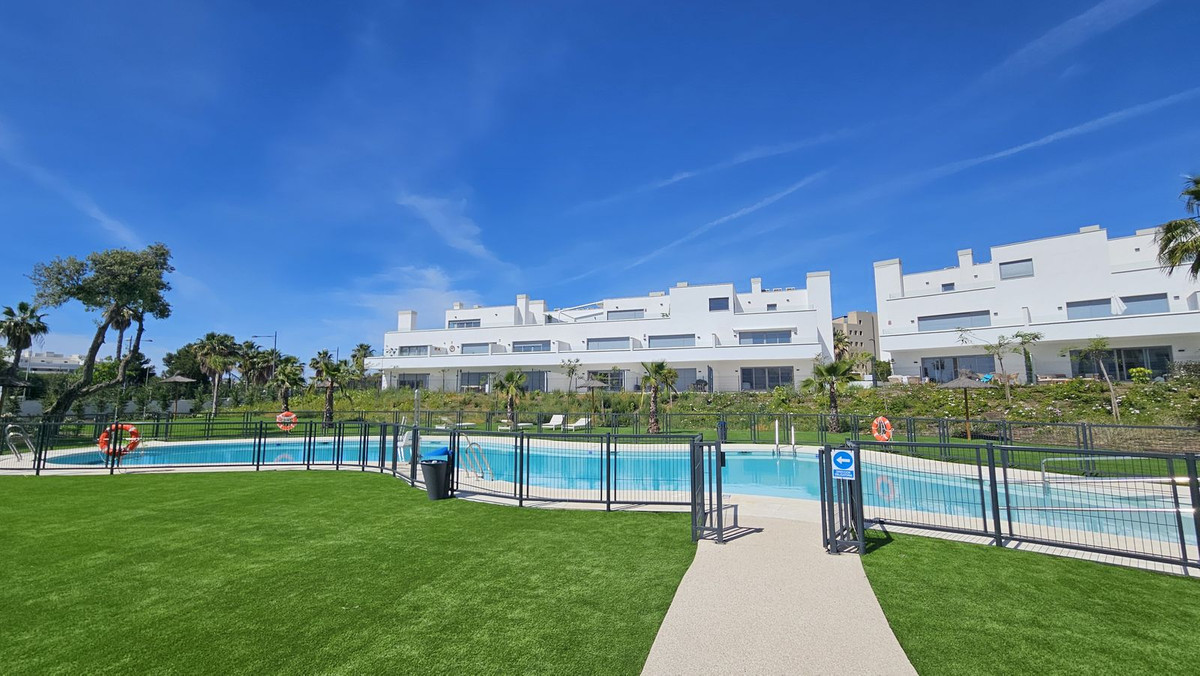 2 Bedroom Apartment in Estepona - Photo 2