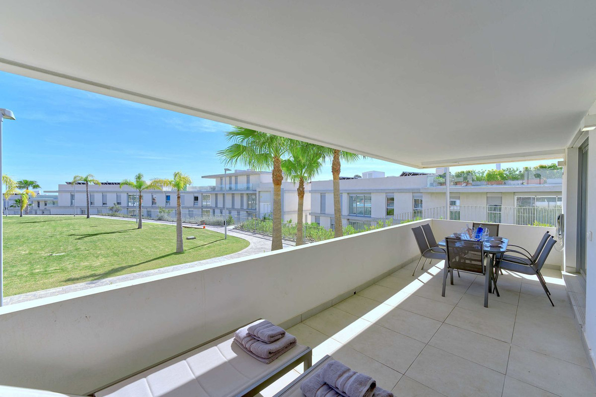 3 Bedroom Apartment in Estepona - Photo 3