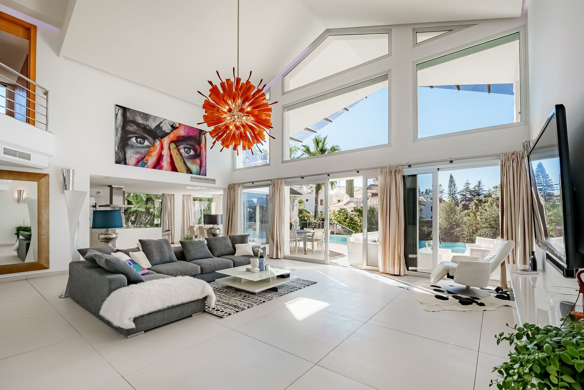 5 Bedroom Villa in Marbella - Photo 7