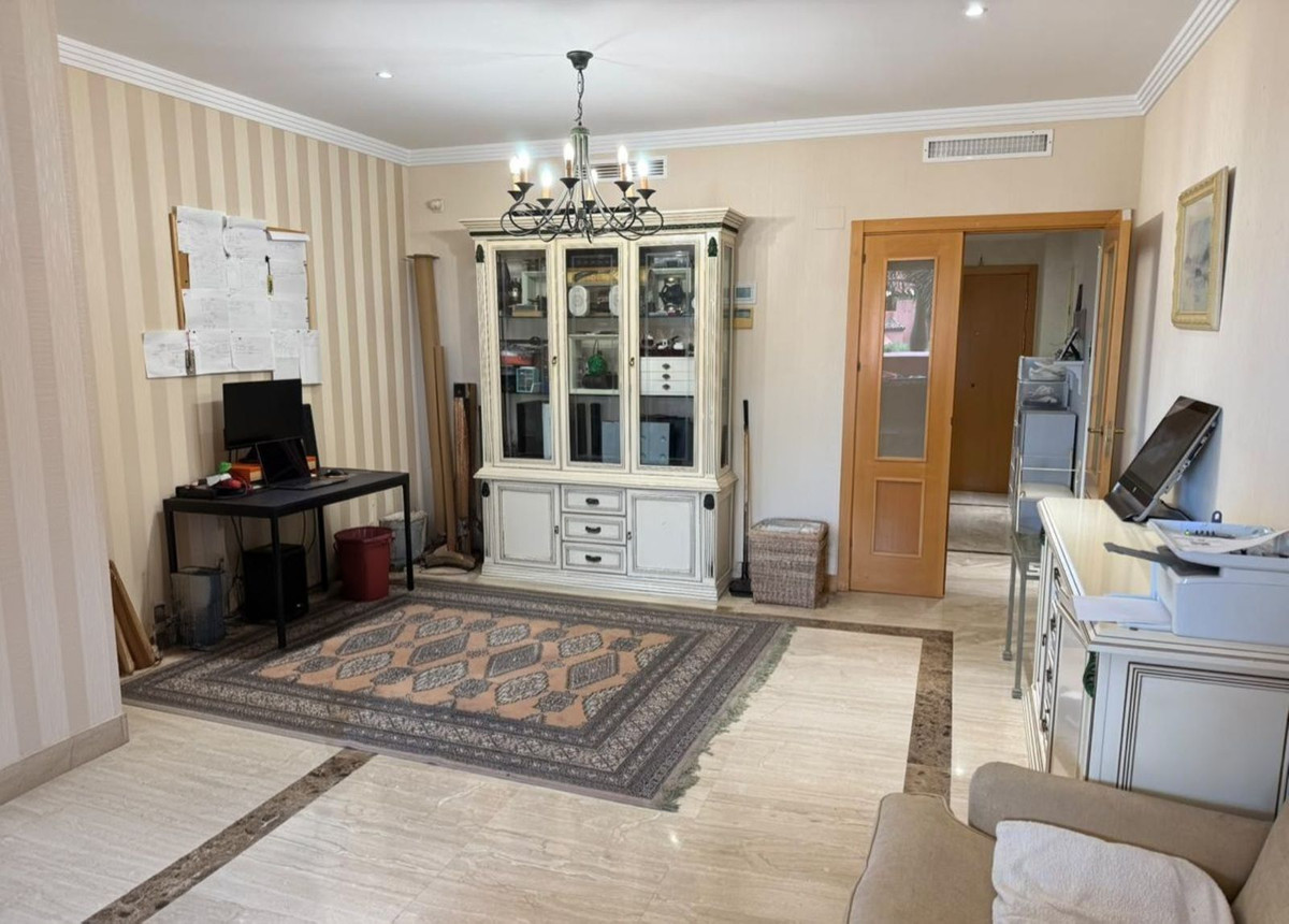 2 Bedroom Apartment in Estepona - Photo 11