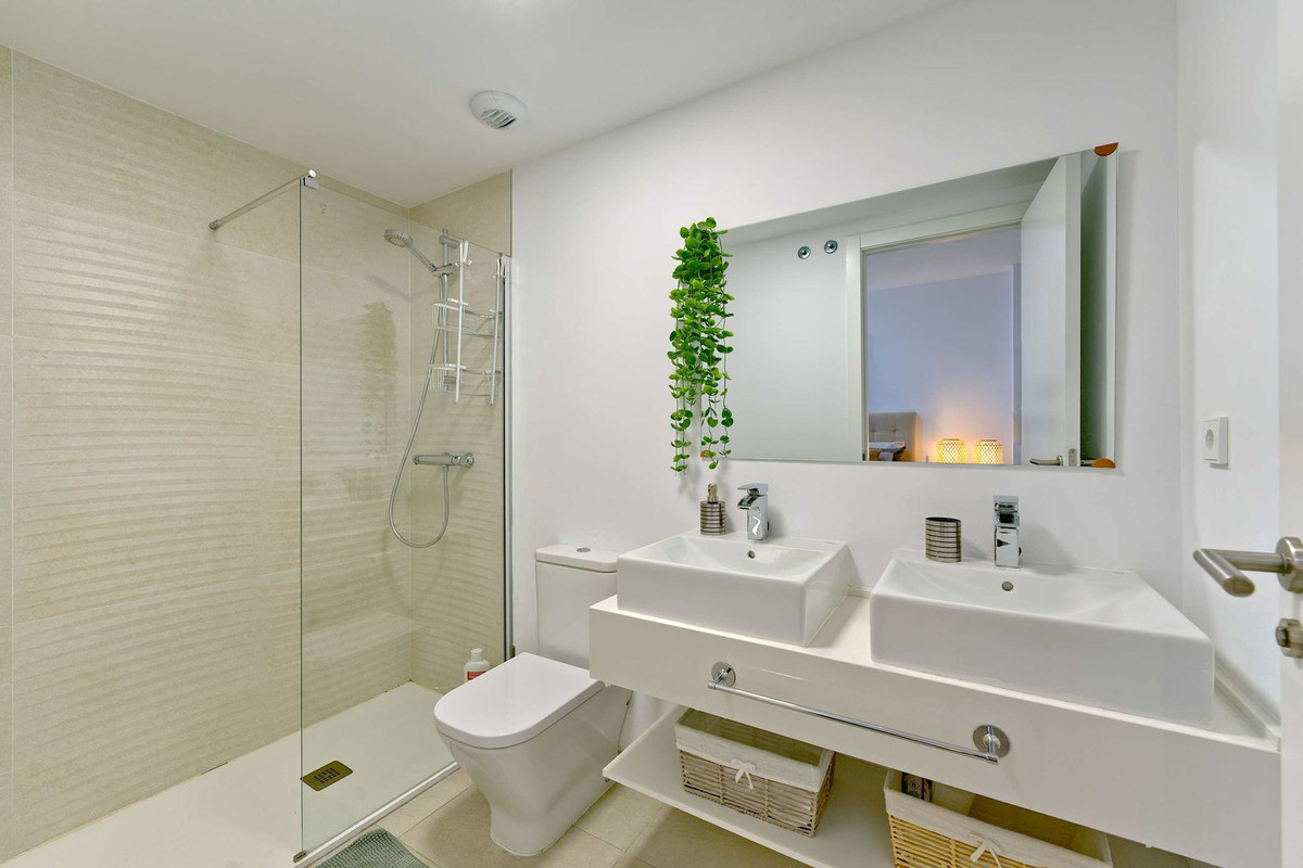 3 Bedroom Apartment in Estepona - Photo 12