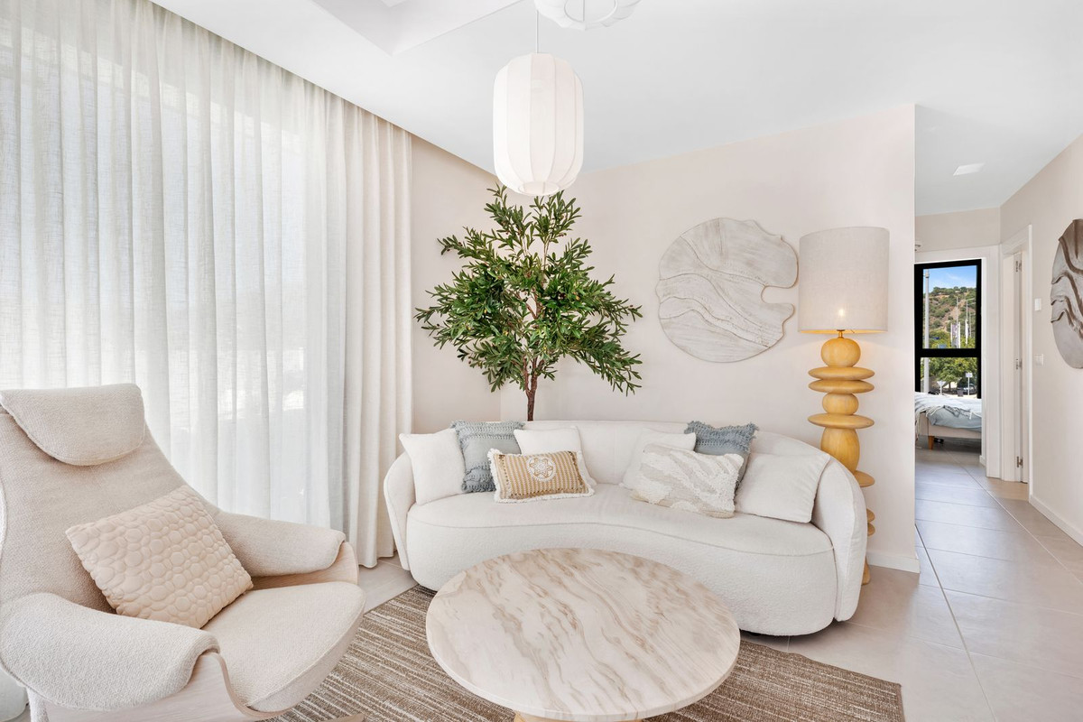 2 Bedroom Penthouse in Estepona - Photo 6