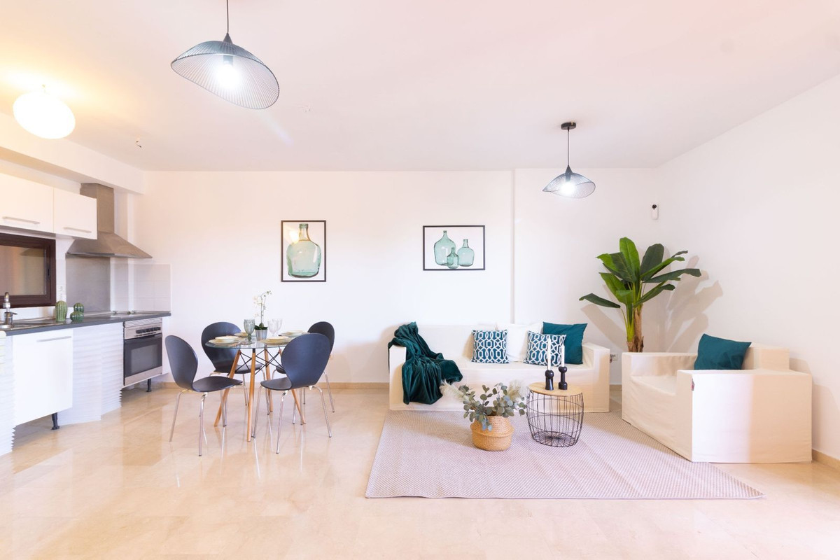 2 Bedroom Apartment in Estepona - Photo 2